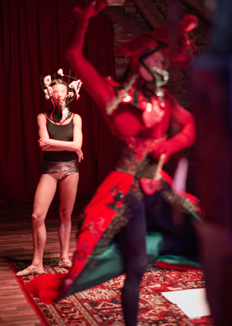 Bühnenfotografie der Performance-Produktion mit Mariya Naydis in München (Kamerateam S8)