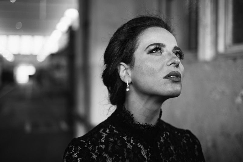Mariya, Malerin und Performance-Künstlerin, porträtiert von Jens Franke in der Münchner Markthalle, Oktober 2016