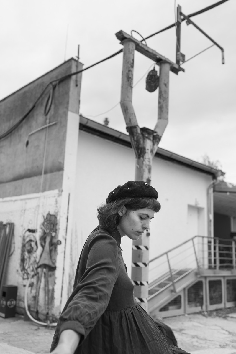 Sarah im verlassenen Jahrmarkt am ehemaligen Kunstpark Ost, München