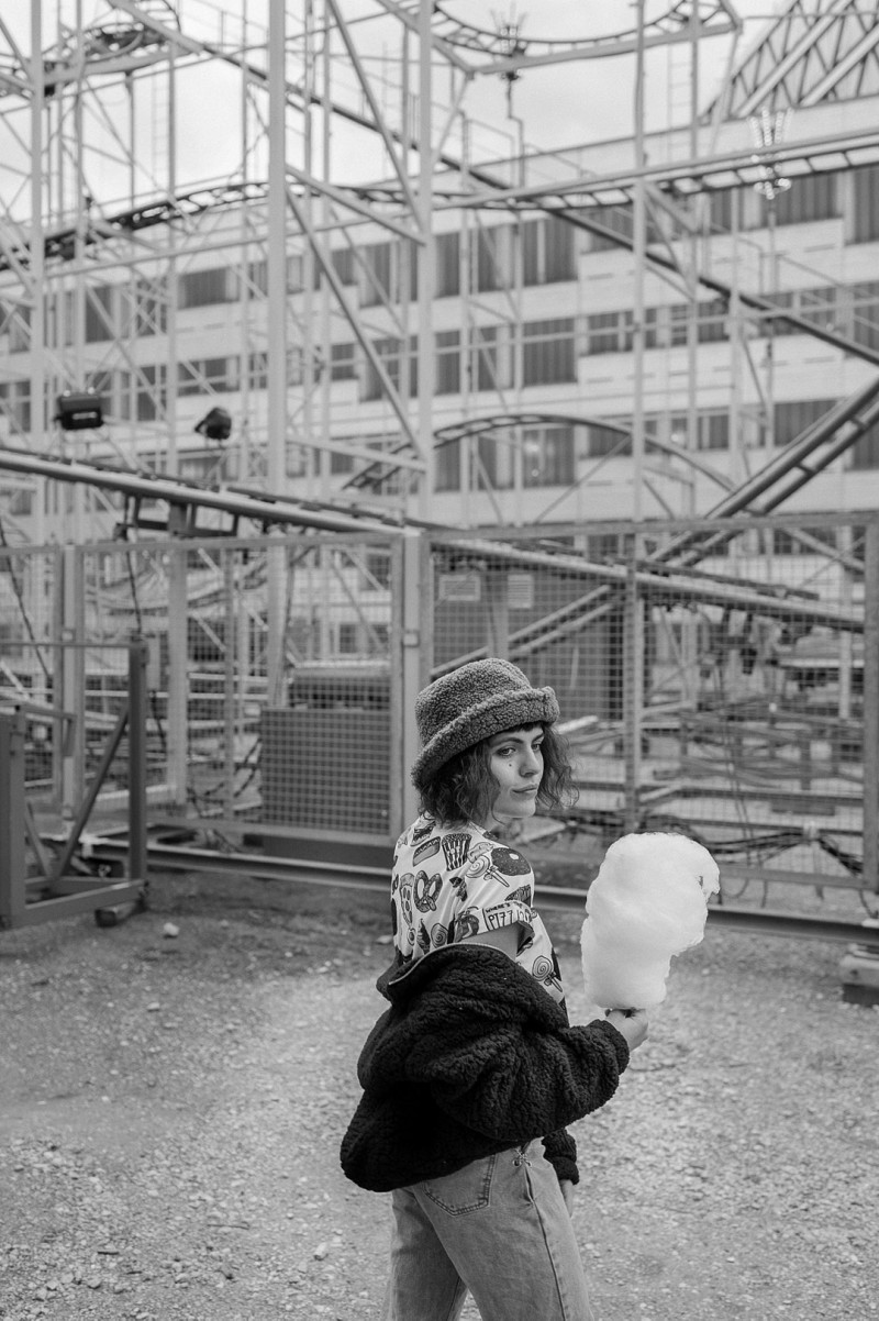 Sarah im verlassenen Jahrmarkt am ehemaligen Kunstpark Ost, München
