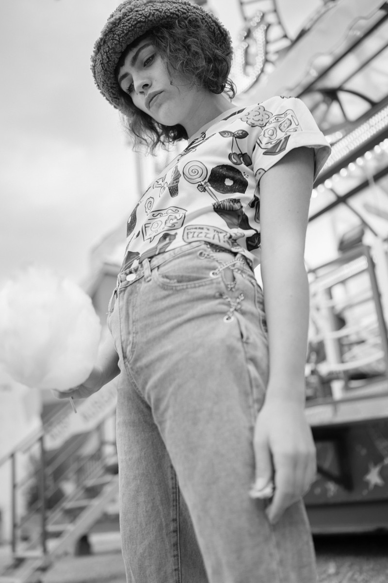 Sarah im verlassenen Jahrmarkt am ehemaligen Kunstpark Ost, München