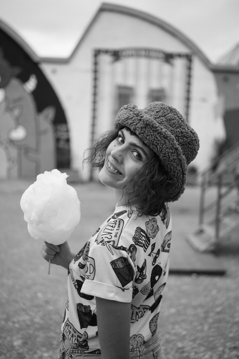 Sarah im verlassenen Jahrmarkt am ehemaligen Kunstpark Ost, München