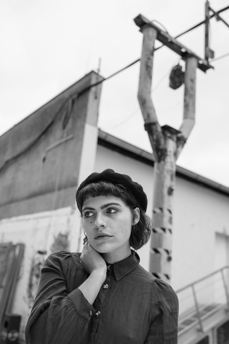 Sarah im verlassenen Jahrmarkt am ehemaligen Kunstpark Ost, München