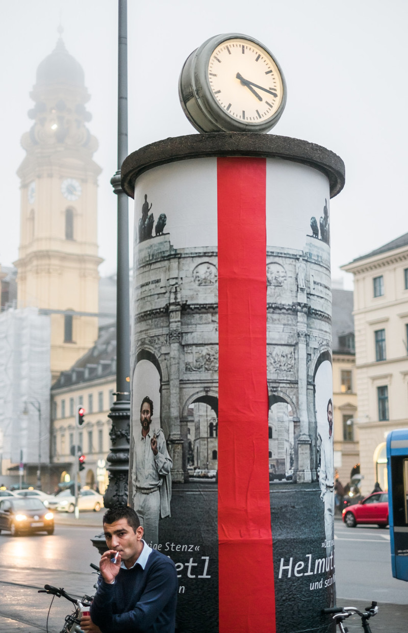 Straßenfotografie aus der Serie „Zwischenräume: Odeonsplatz, München, Dezember 2016