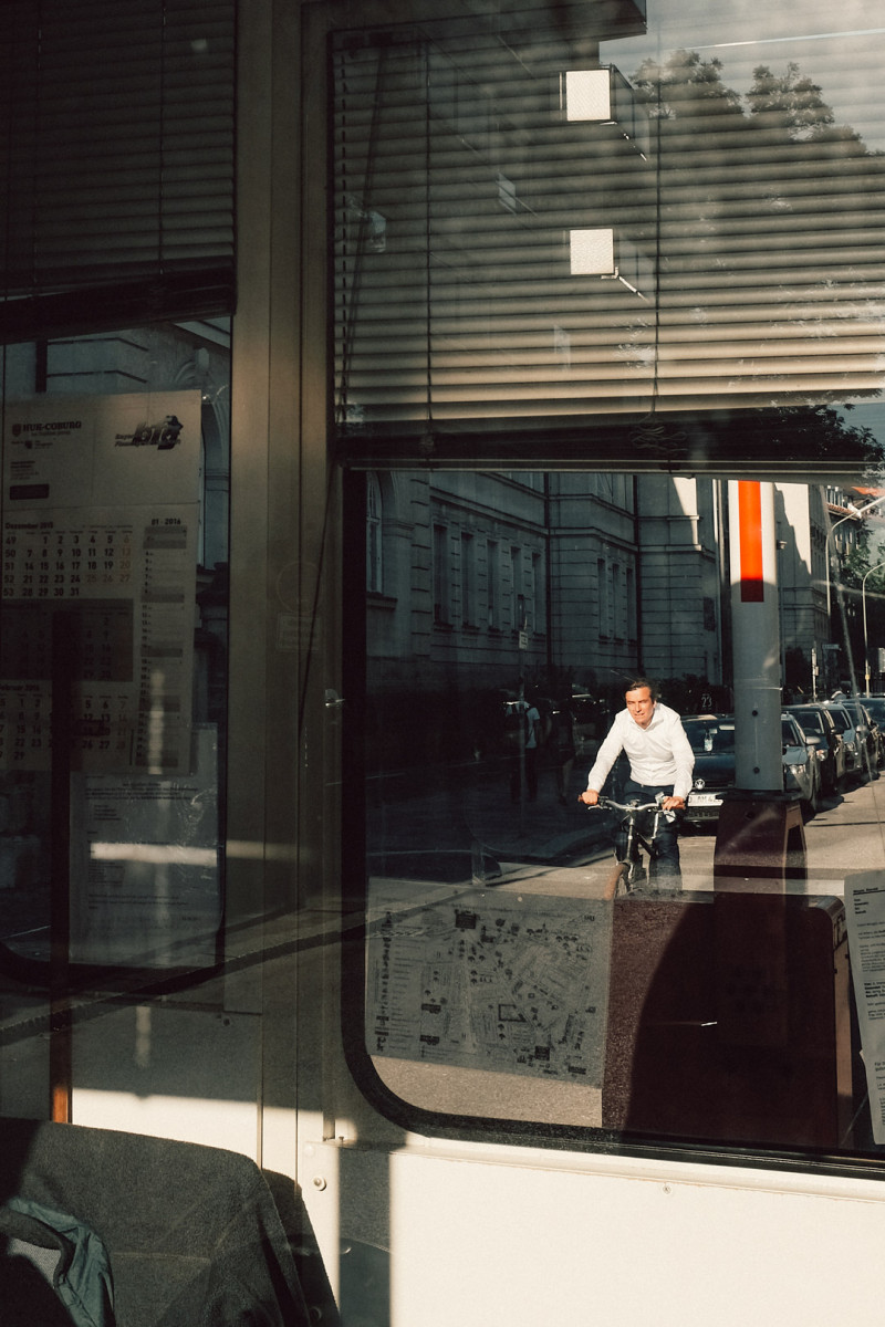 Straßenfotografie aus der Serie „Zwischenräume: Pettenkoferstraße, München, Juli 2016