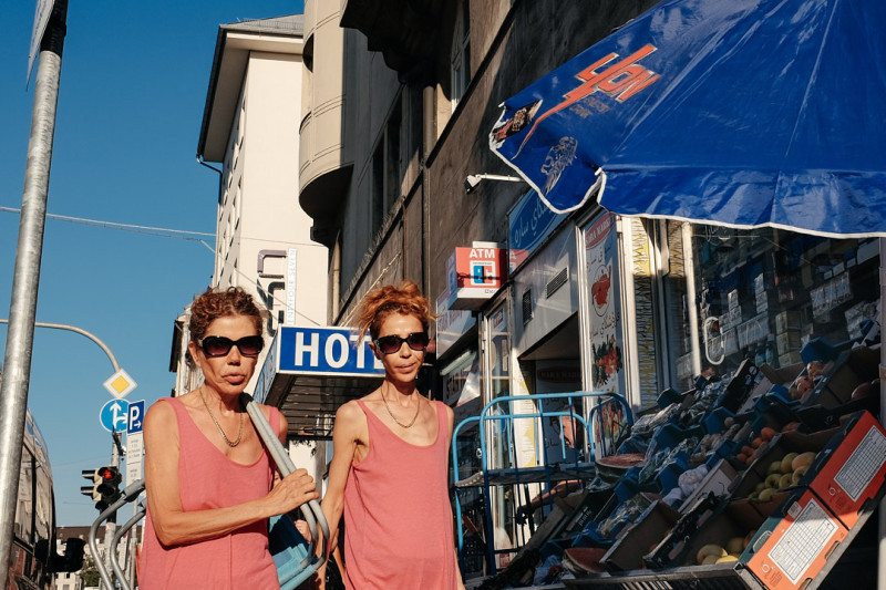 Straßenfotografie aus der Serie „Zwischenräume: Schwanthalerstraße, München, Juli 2016
