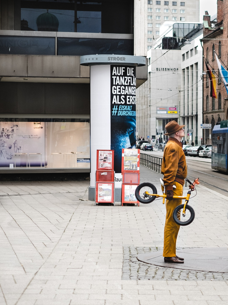Straßenfotografie aus der Serie „Zwischenräume: Karlsplatz, München, Mai 2017