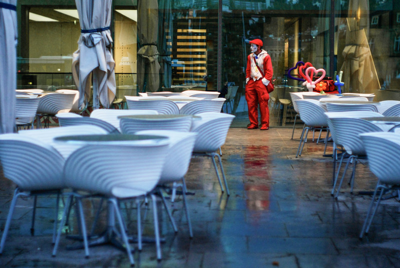 Straßenfotografie aus der Serie „Zwischenräume: Kunstmuseum Stuttgart, Mai 2012