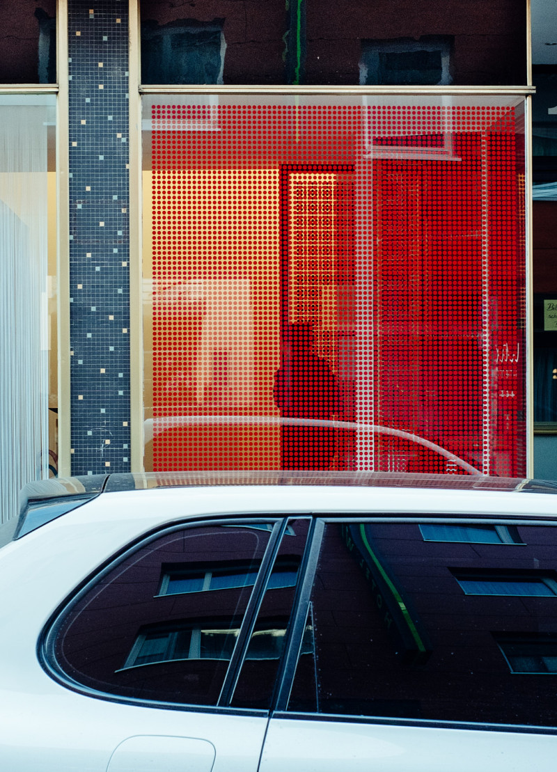 Straßenfotografie aus der Serie „Zwischenräume: Gymnasiumstraße, Stuttgart, Dezember 2013